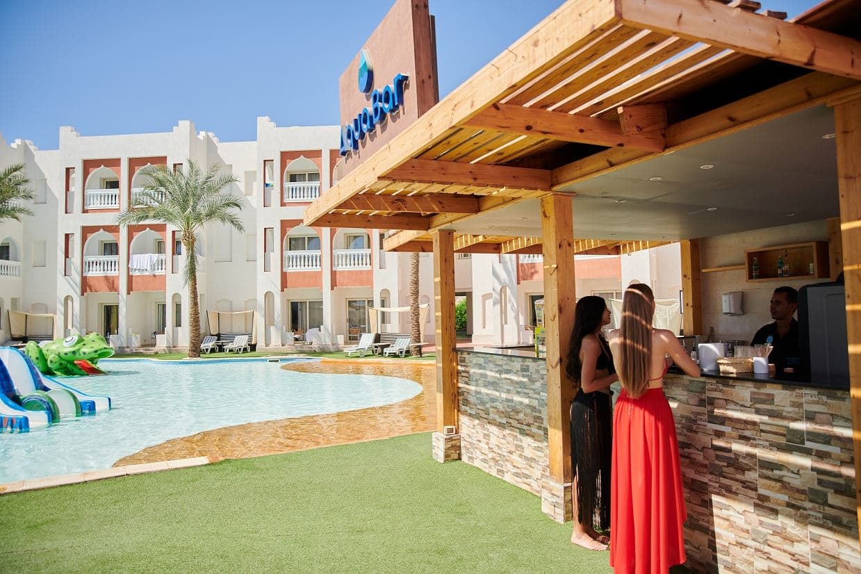 bars-aqua-pool-bar