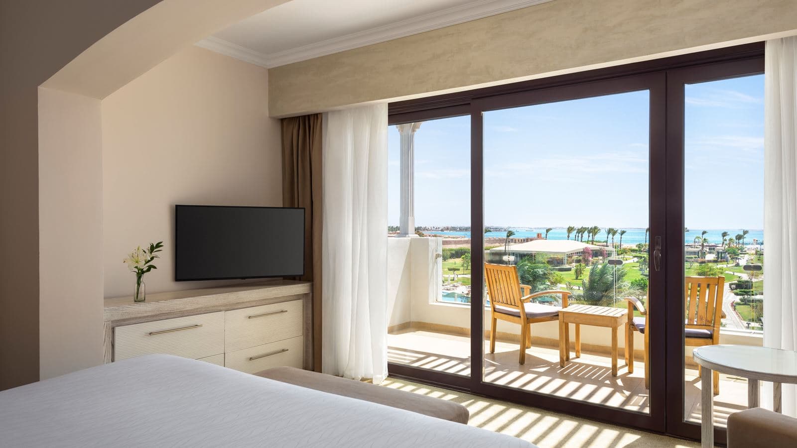 rooms-superior-suite-king-bed-pool-view