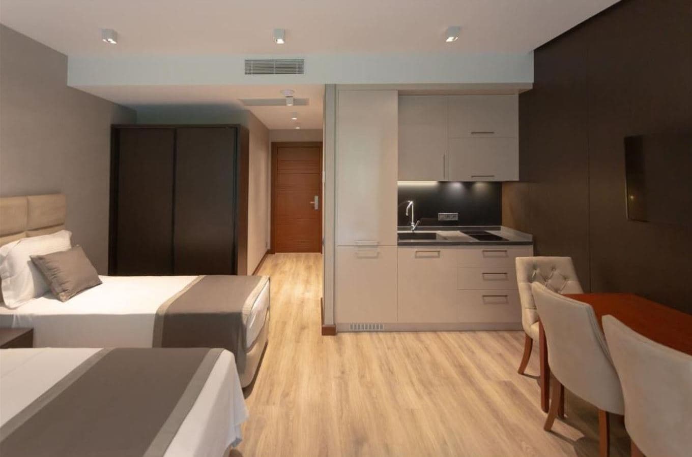 rooms-twin-with-sv-and-balcony