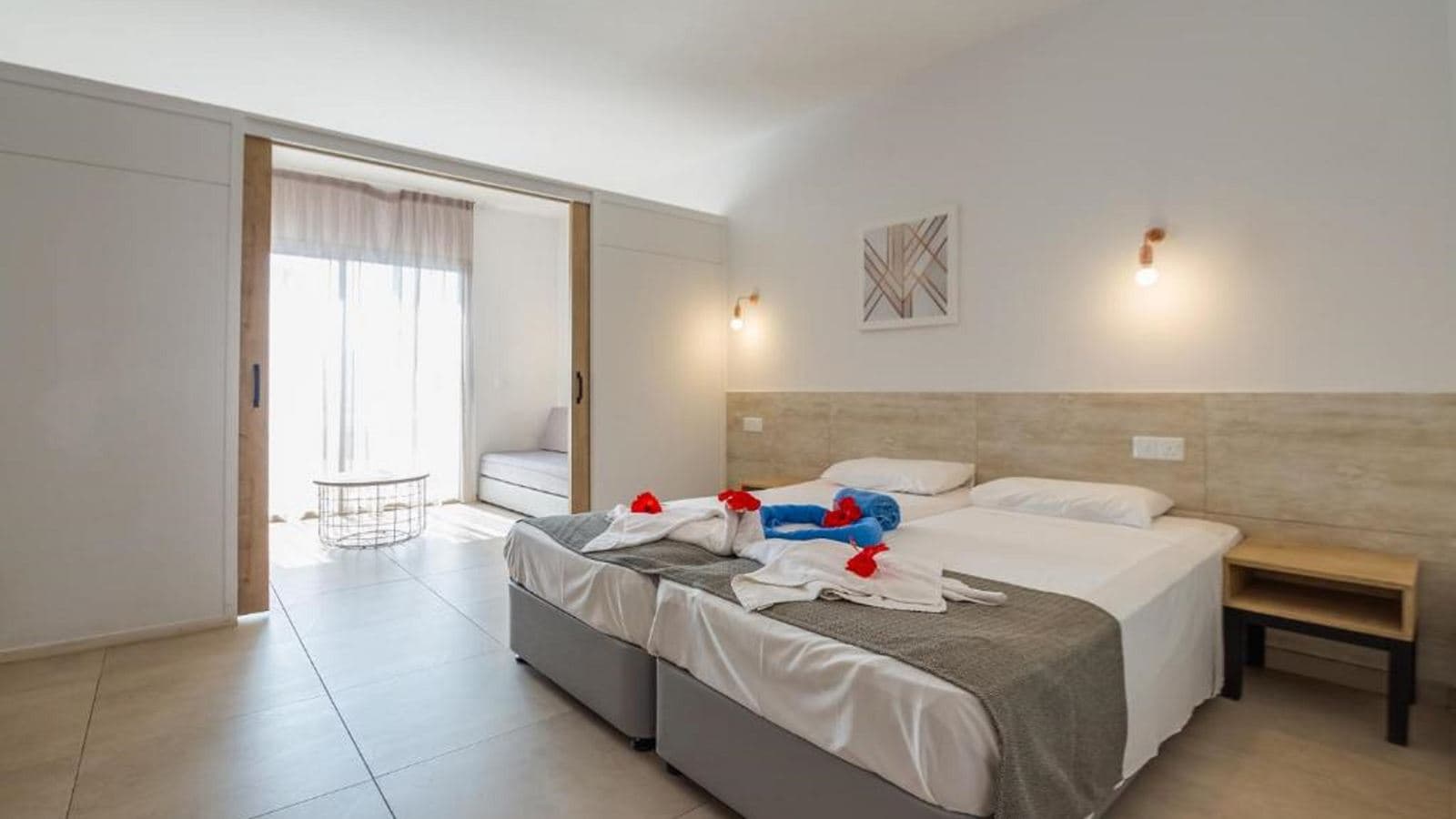 rooms-familyroom-lateralseaview-balcony