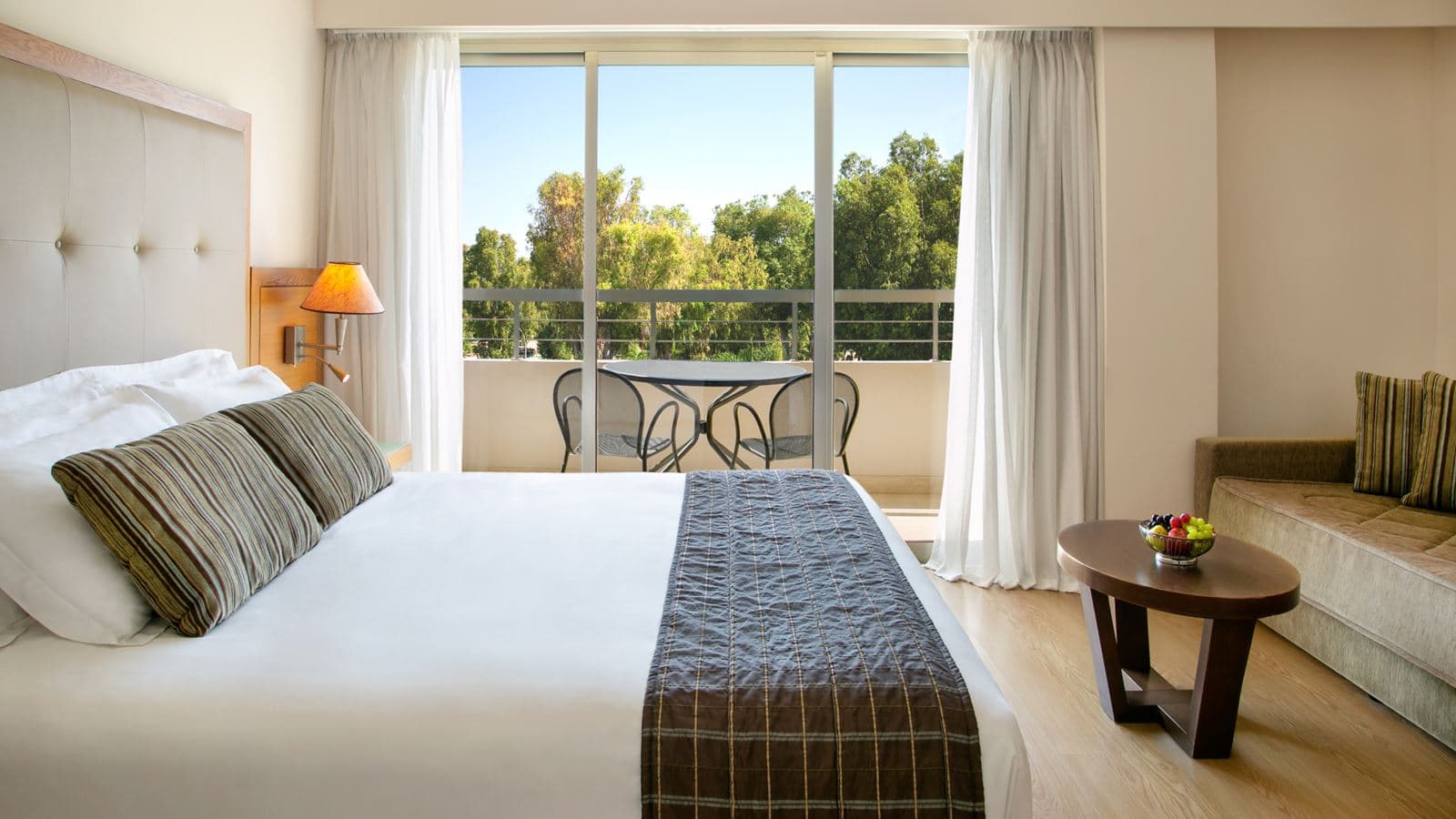 rooms-deluxe-room-balcony