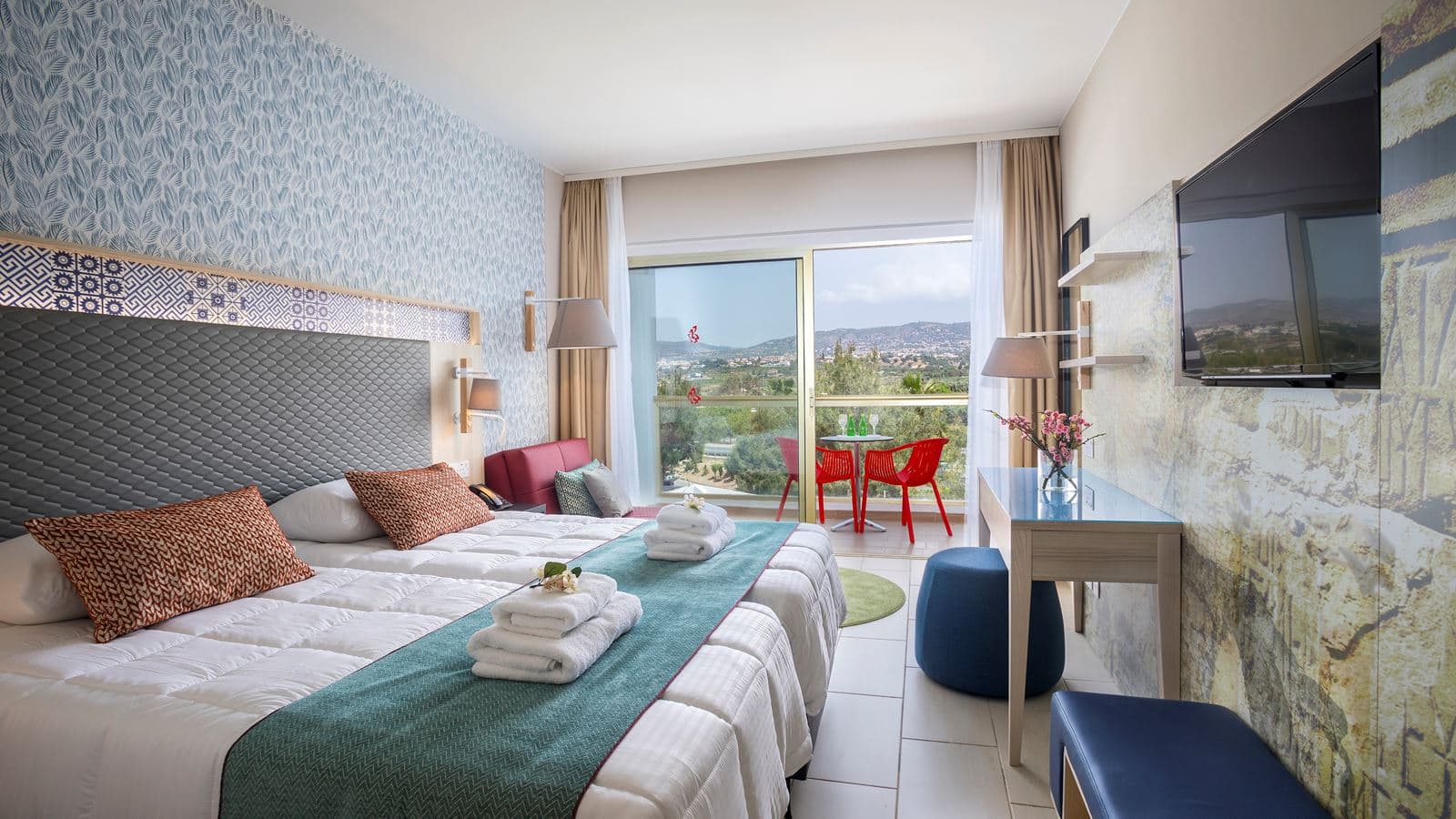 rooms-familyroom-pool-view-balcony