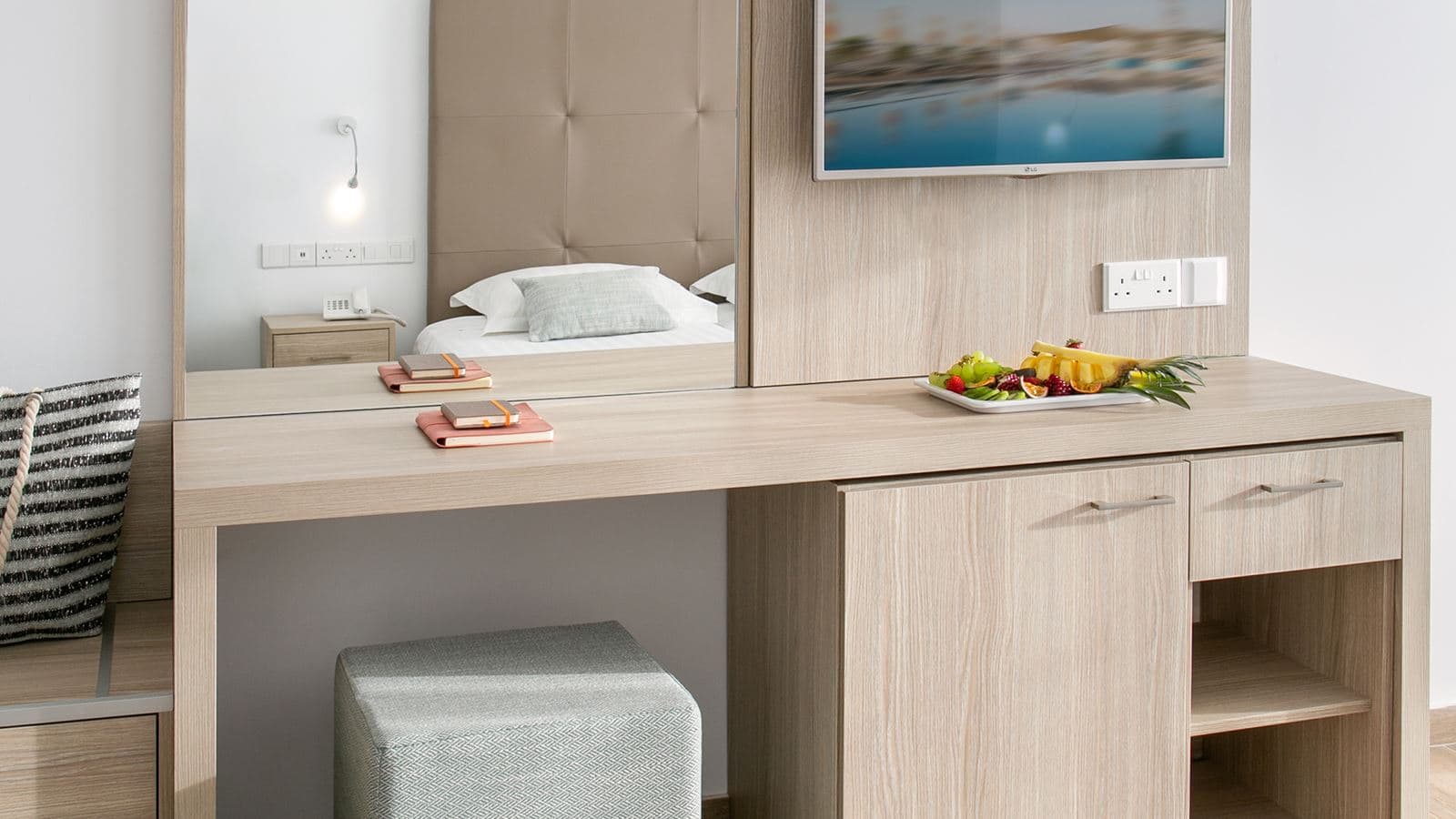 rooms-standard-room-poolview