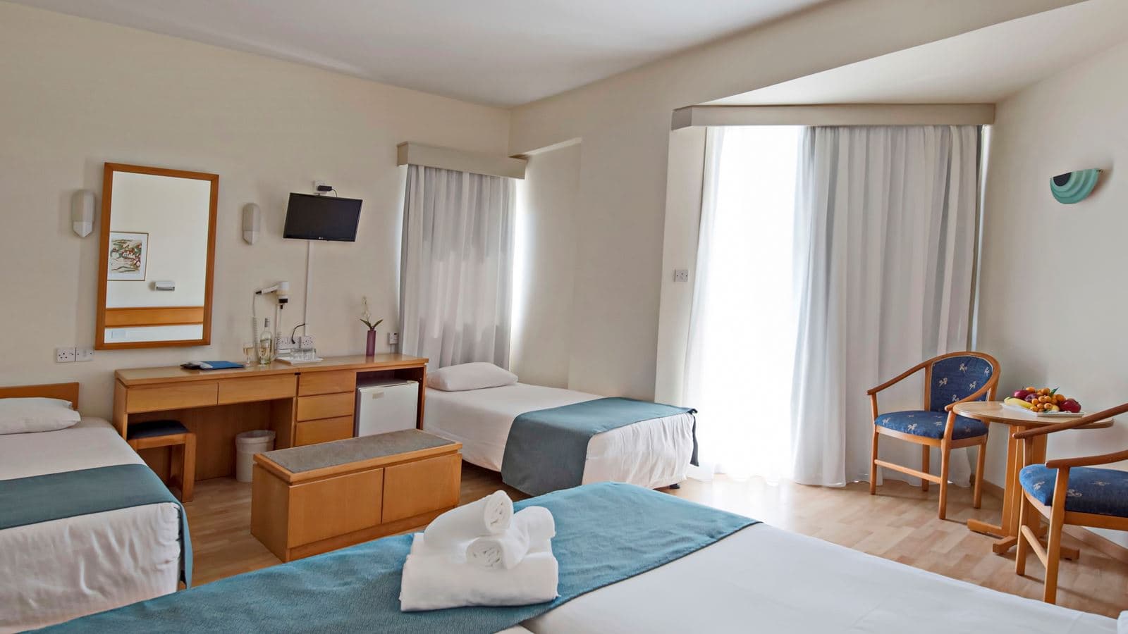 rooms-twin-superior-room-poolview-balcony
