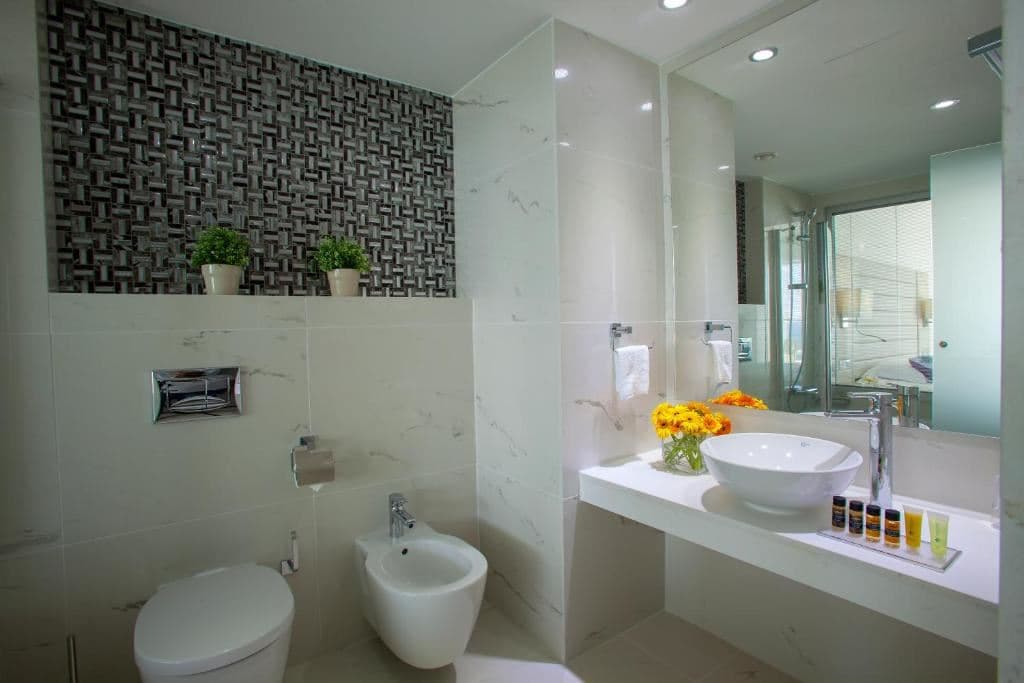 rooms-superior-room-seaview-balcony