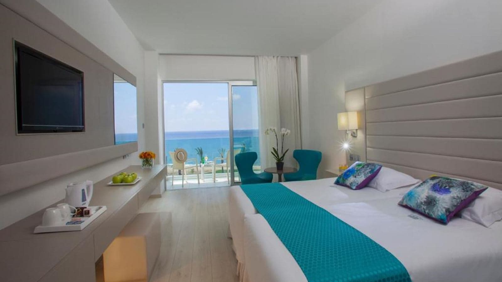 rooms-superior-room-seaview-balcony