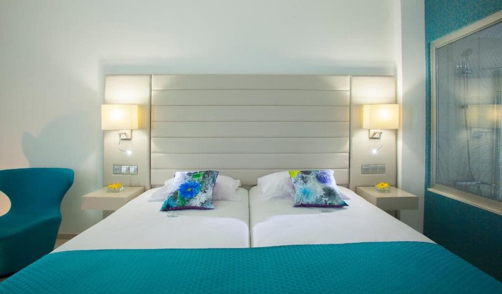 rooms-deluxe-family-suite-sea-view-balcony