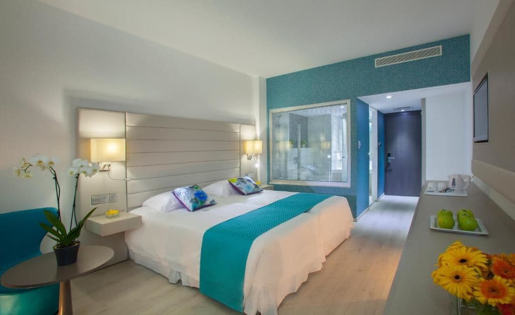 rooms-superior-room-seafront-balcony