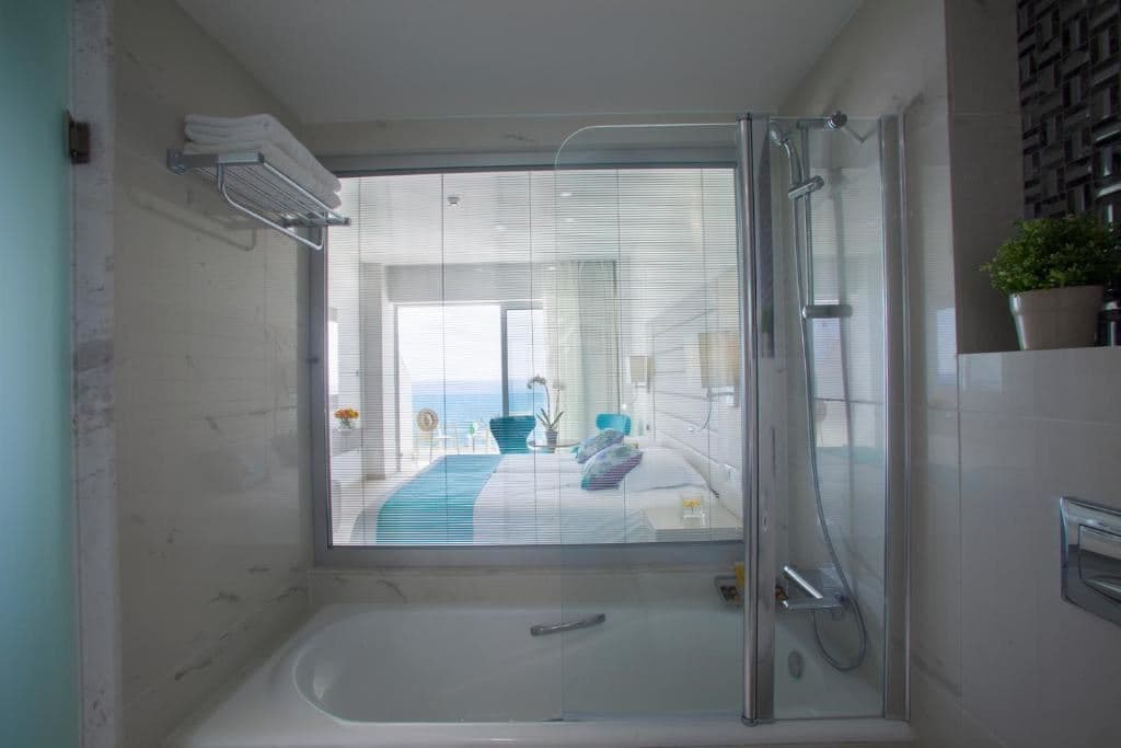 rooms-superior-room-seafront-balcony