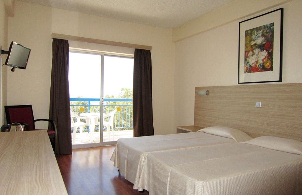 rooms-familyroom-inland-view-balcony