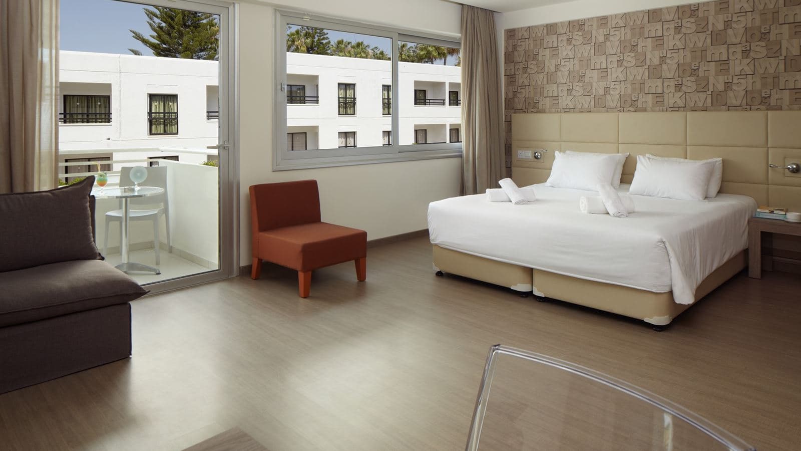 rooms-deluxe-studio-balcony-or-terrace