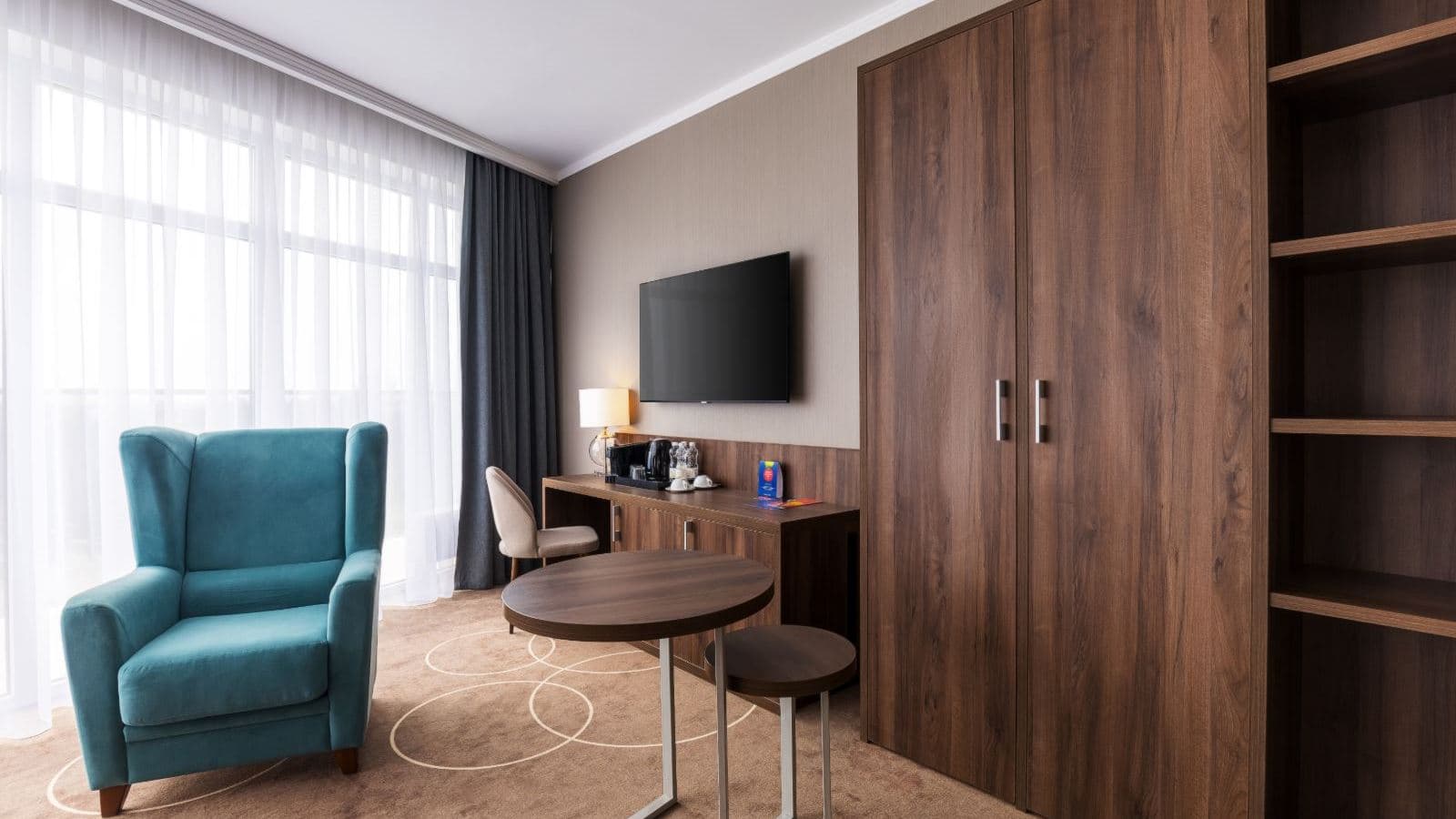 rooms-family-suit