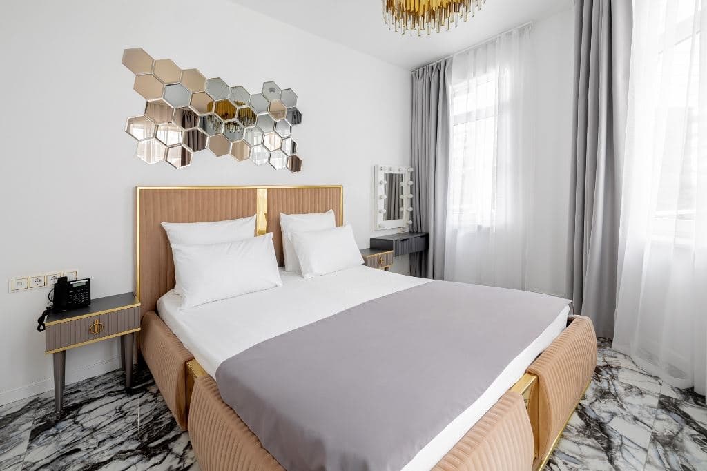 rooms-luxe-with-balcony