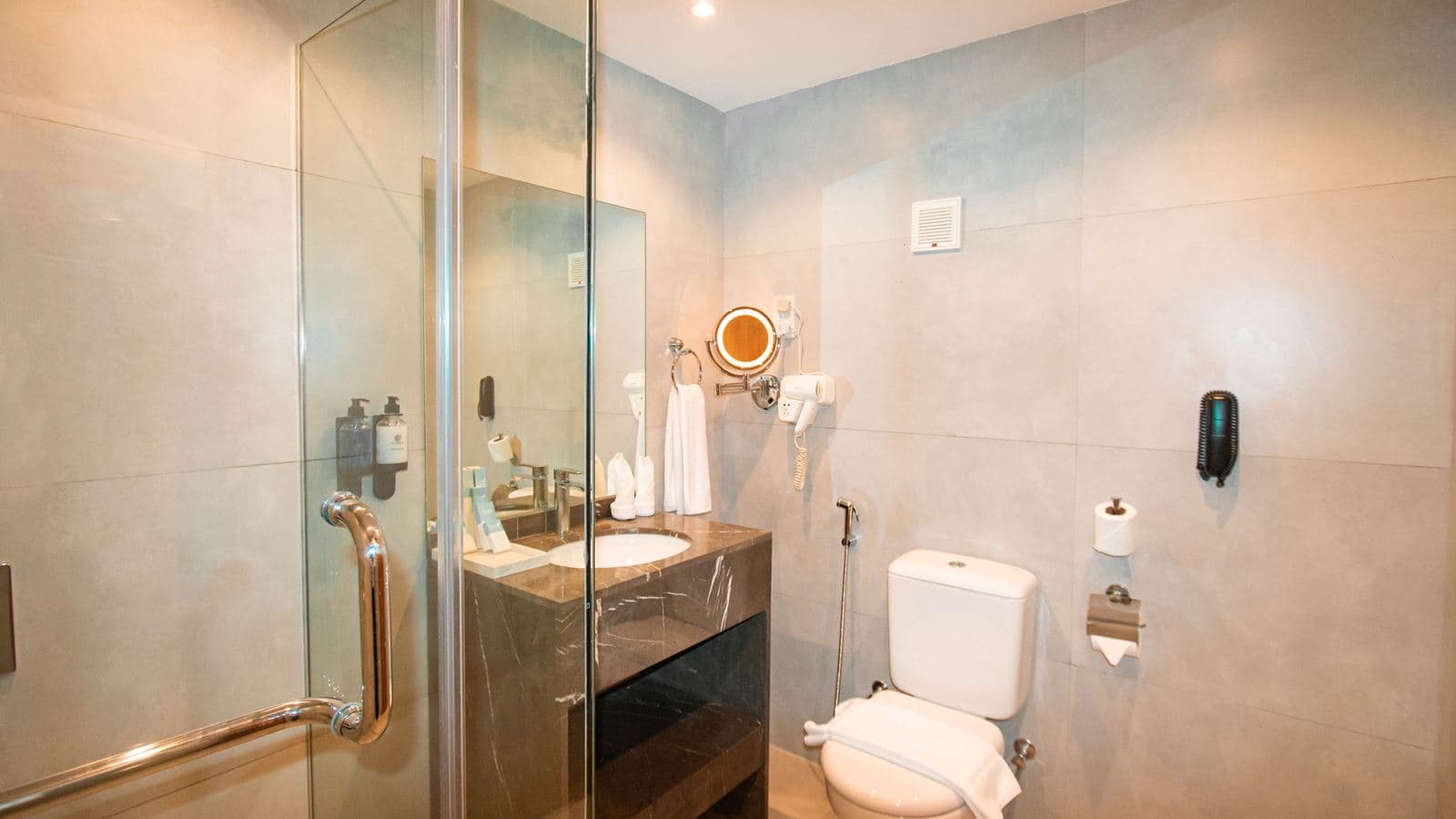 rooms-deluxe-room