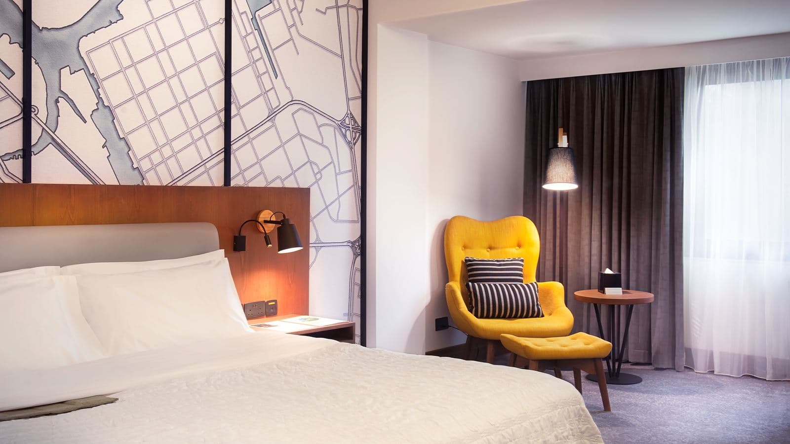 rooms-club-room-city-view