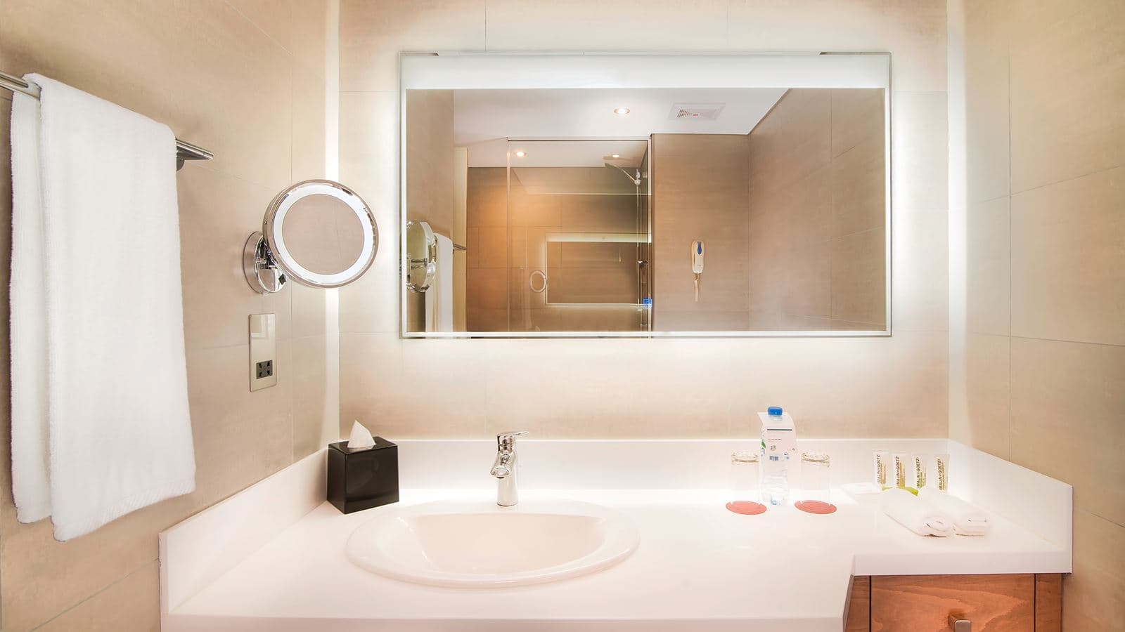 rooms-club-room-city-view
