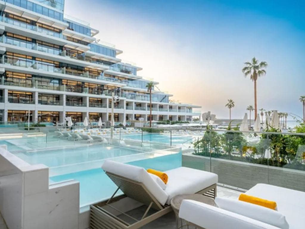 rooms-two-bedroom-pool-party-suite-with-xl-pool