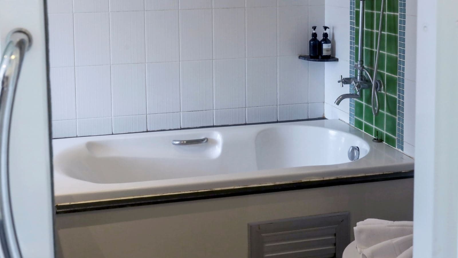 rooms-deluxe-room-with-bathtub