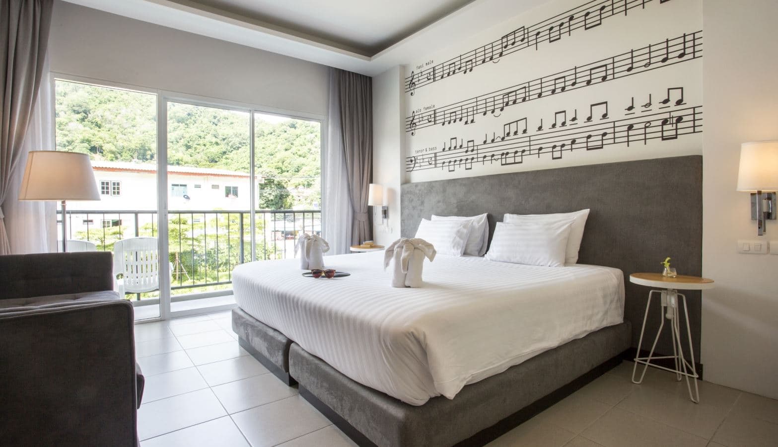 rooms-indy-deluxe-room