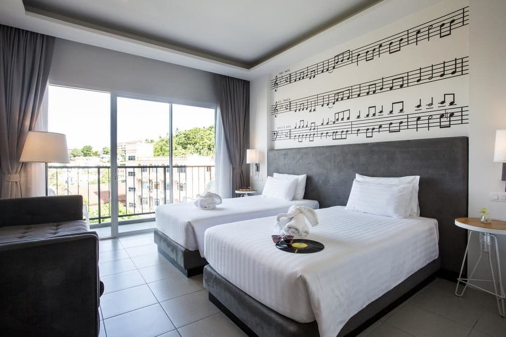 rooms-indy-deluxe-room