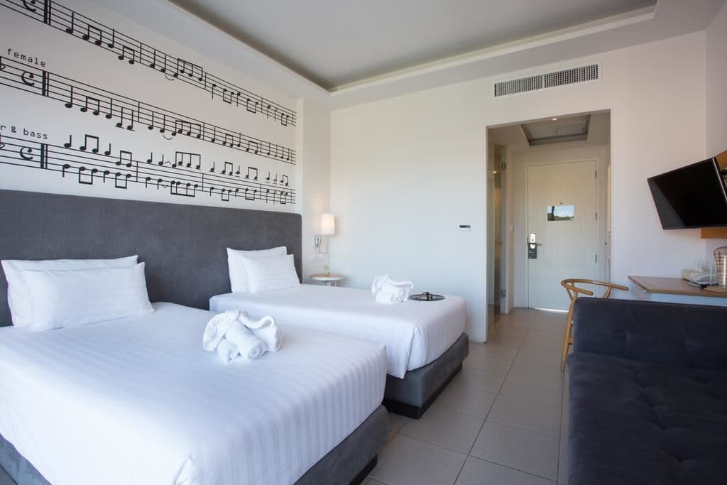 rooms-indy-deluxe-room