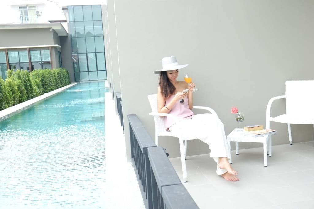 rooms-jazz-pool-access-room