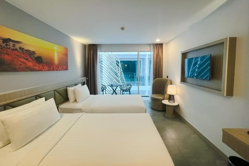 rooms-deluxe-twin-balcony-room