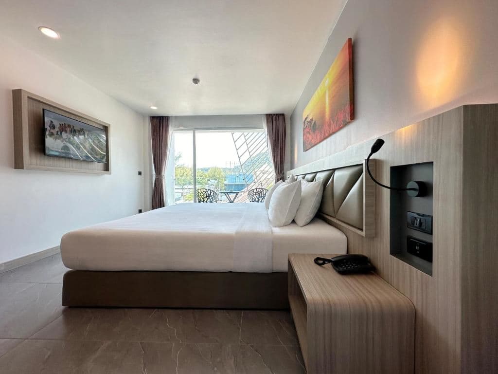 rooms-deluxe-king-balcony-mountain-view
