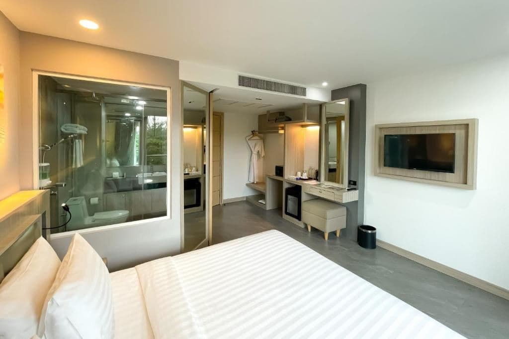 rooms-deluxe-king-balcony-city-view-room