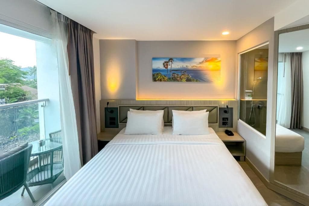 rooms-deluxe-king-balcony-city-view-room