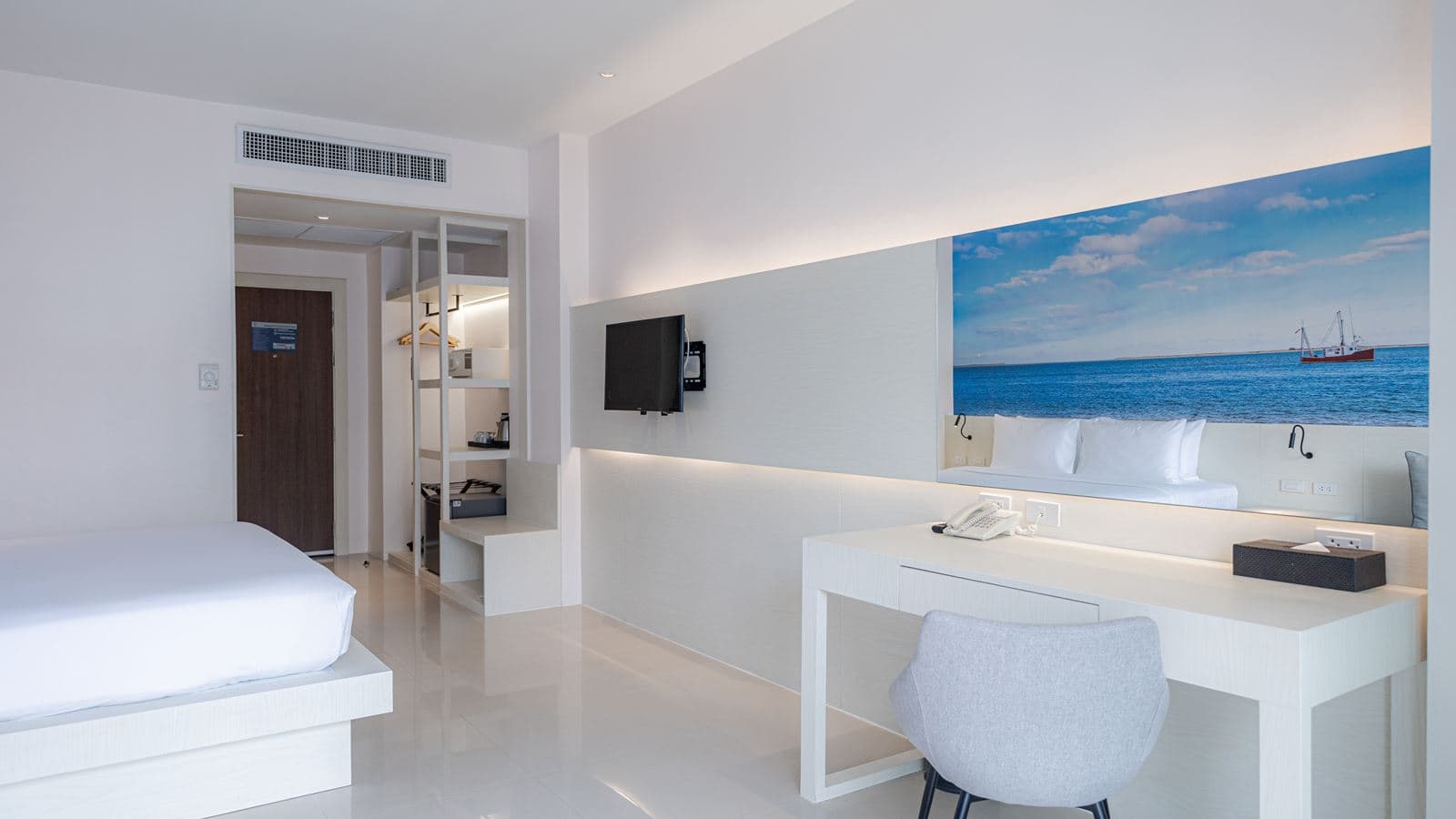 rooms-deluxe-pool-view-newly-renovate