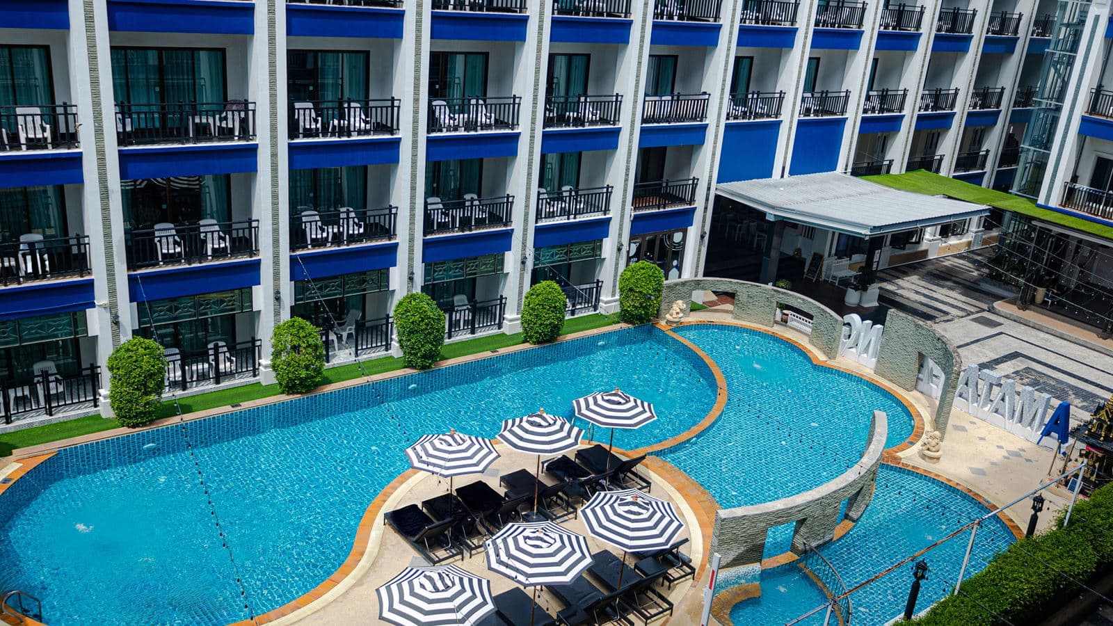 rooms-deluxe-pool-view-newly-renovate