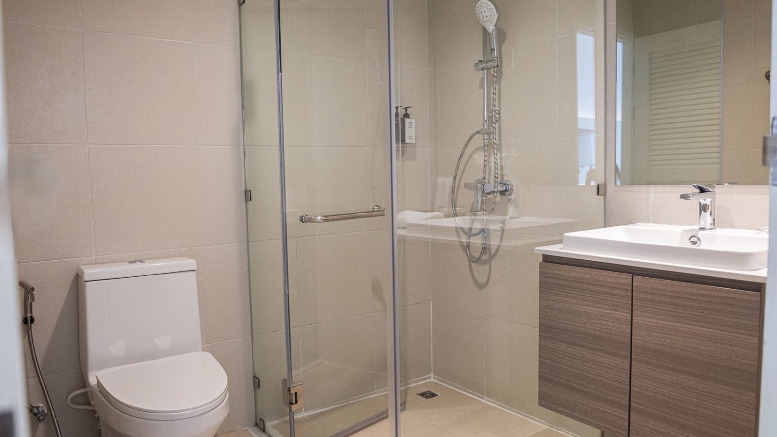 rooms-deluxe-pool-view-newly-renovate