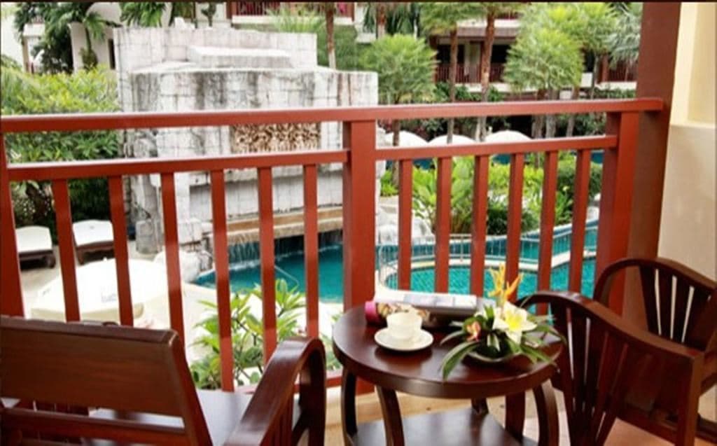 rooms-deluxe-pool-view