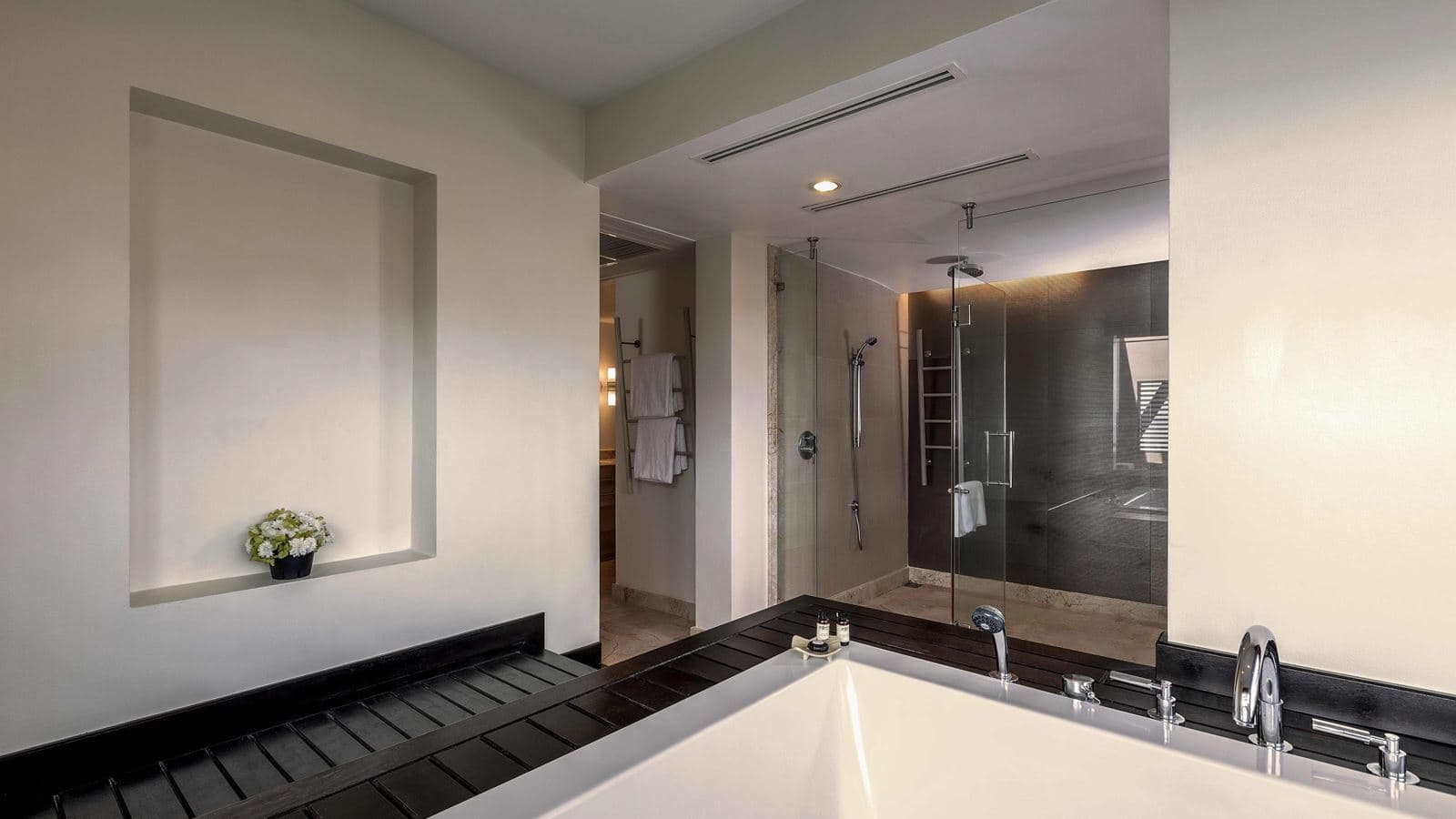 rooms-deluxe-suite