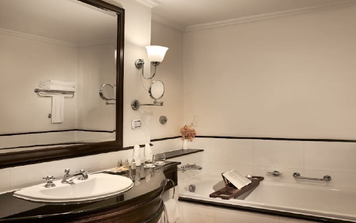 rooms-luxury-room