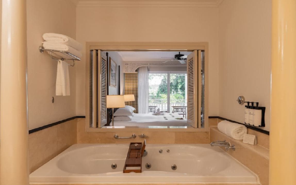 rooms-pool-suite