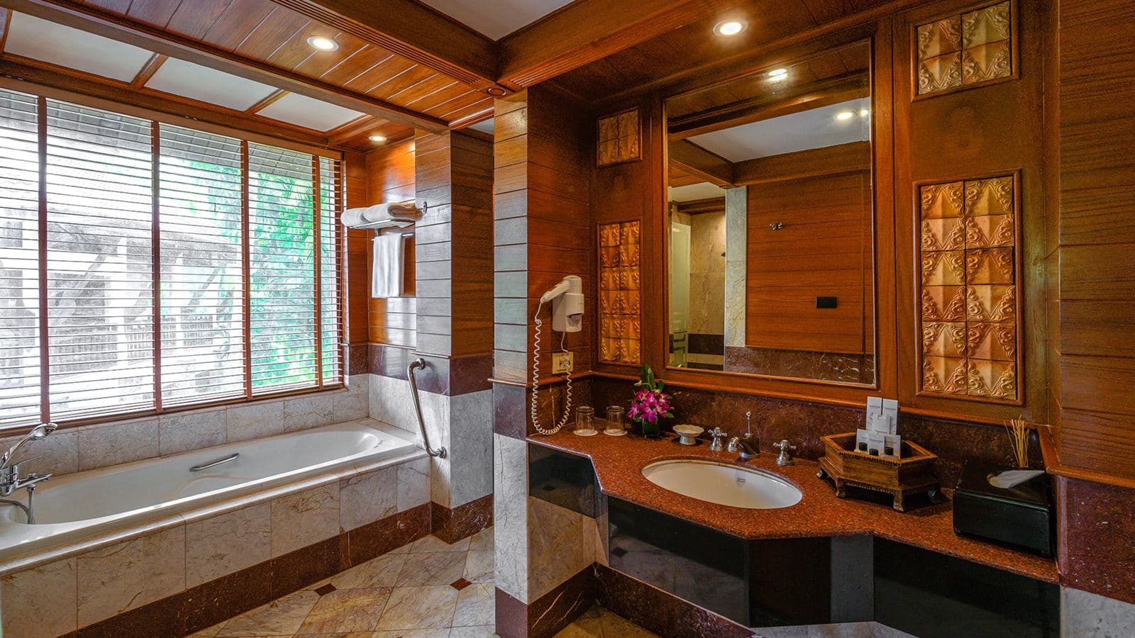 rooms-hillside-with-terrace-bathtub