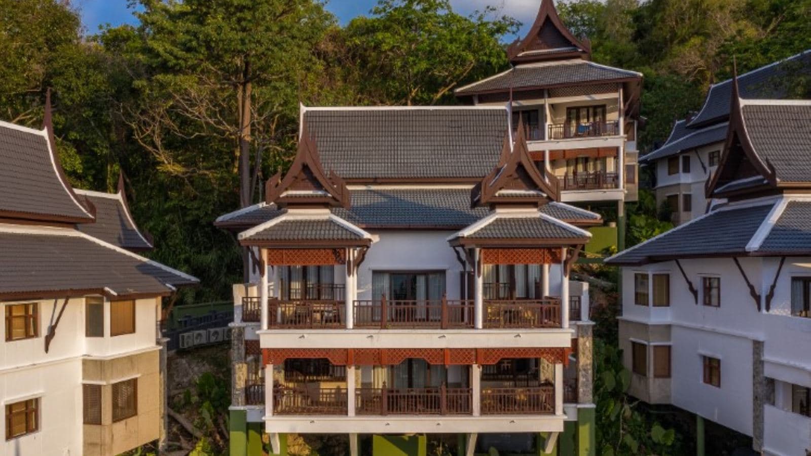 rooms-1-bedroom-hillside-suite-with-terrace-bathtub