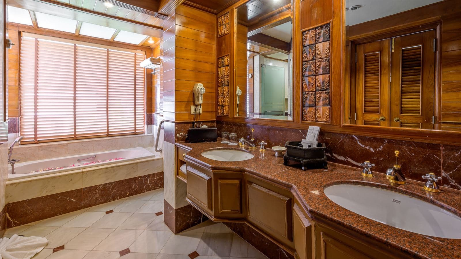rooms-1-bedroom-hillside-suite-with-terrace-bathtub
