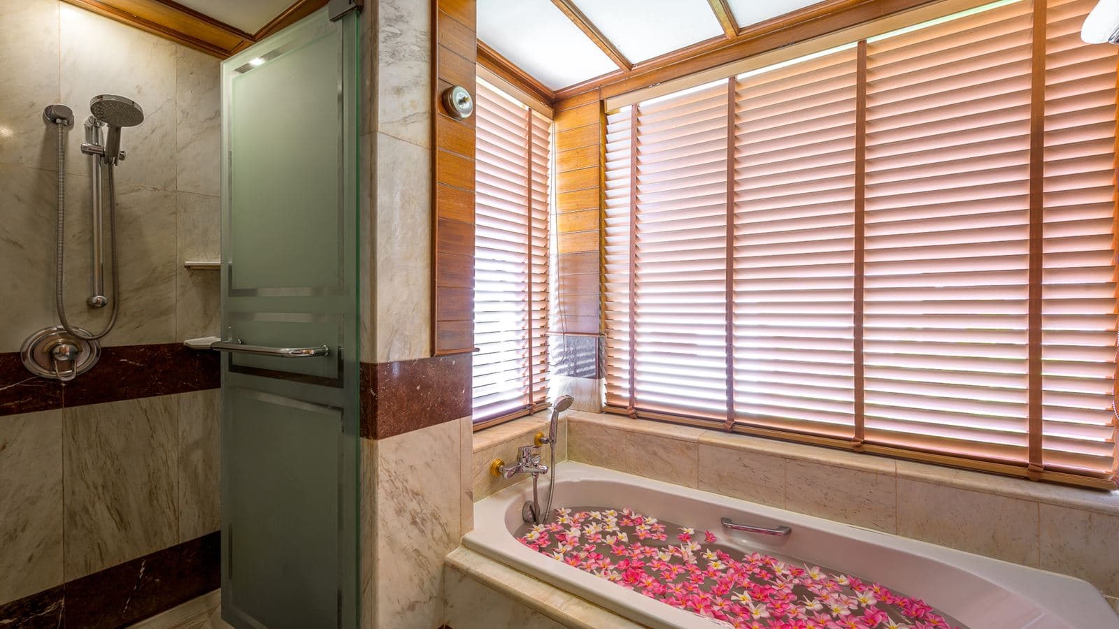 rooms-1-bedroom-hillside-suite-with-terrace-bathtub