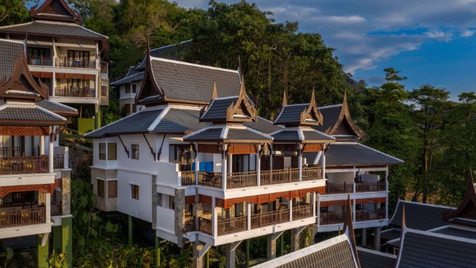 rooms-2-bedroom-hillside-suite-with-terrace-bathtub