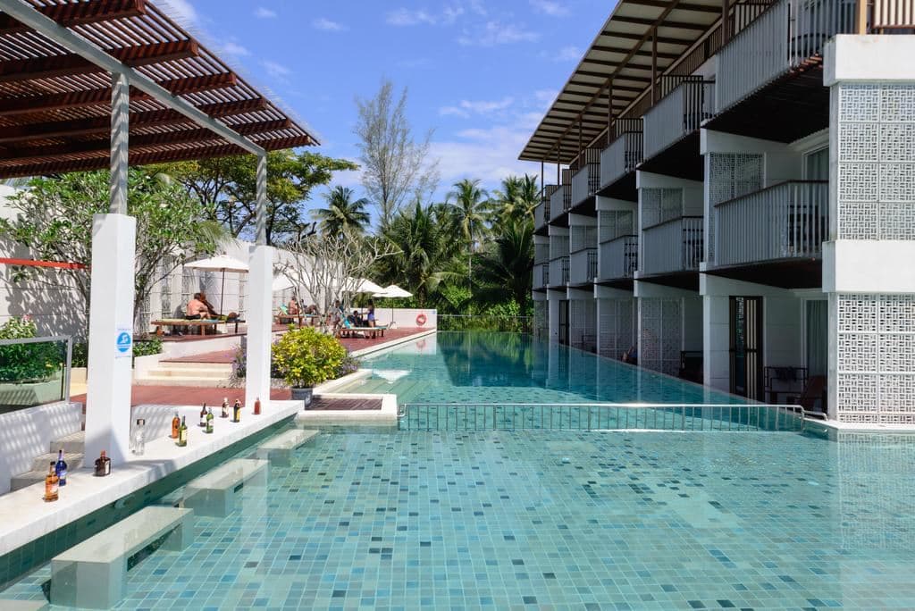 rooms-deluxe-pool-view