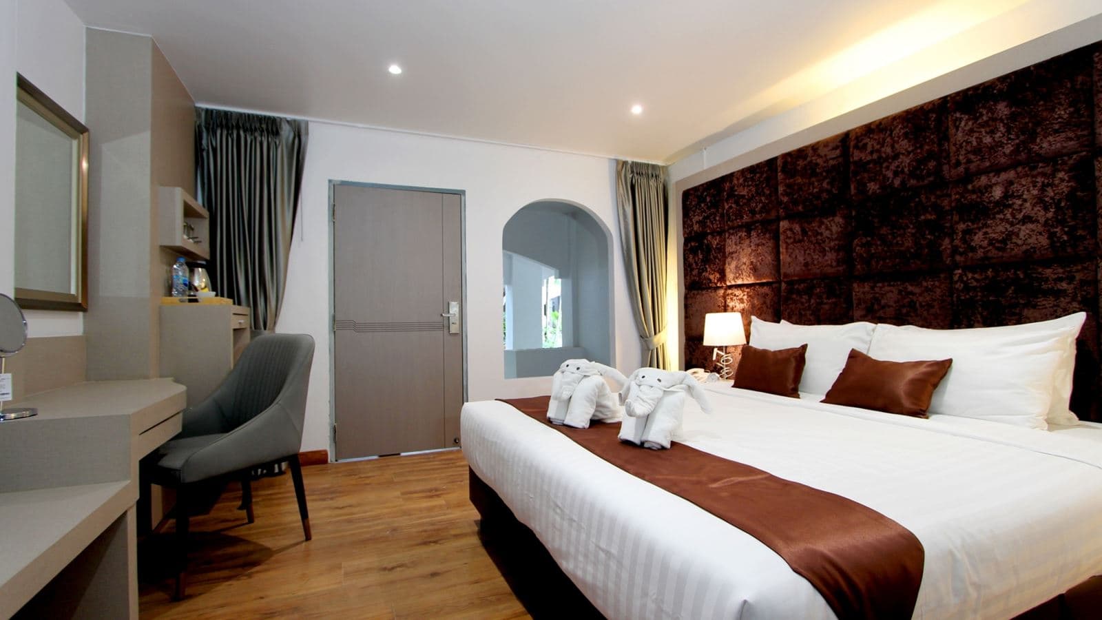 rooms-deluxe-room