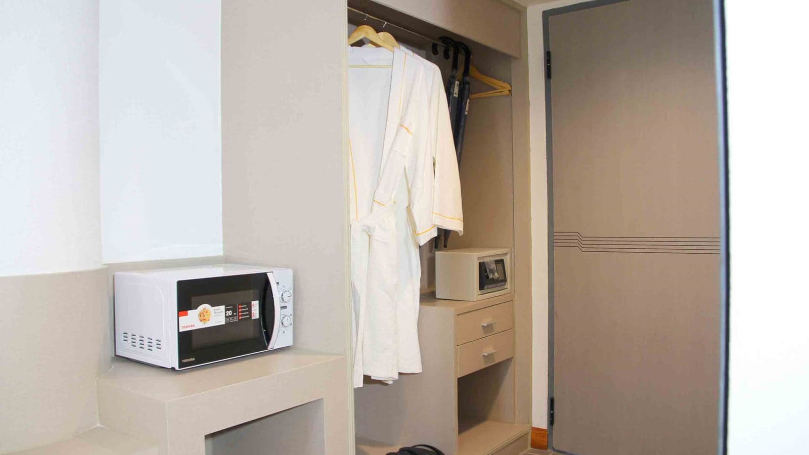 rooms-deluxe-room