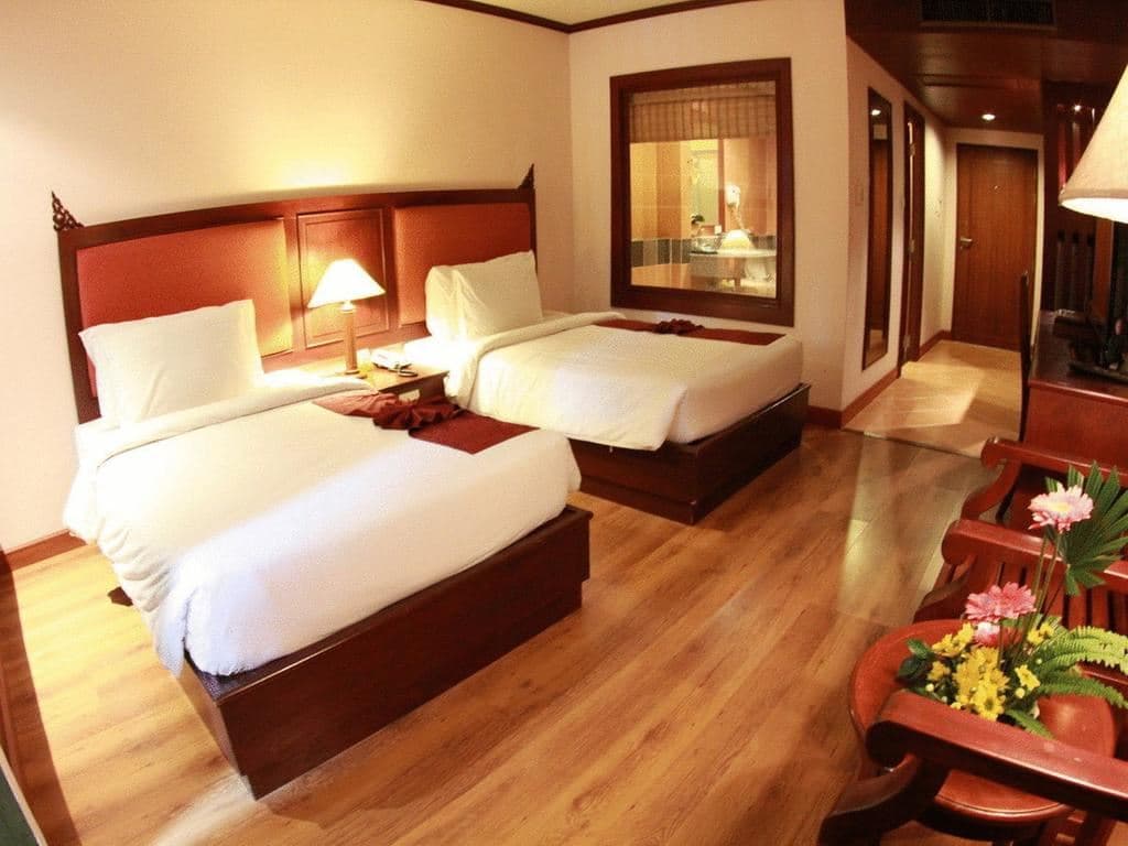 rooms-pool-access-room