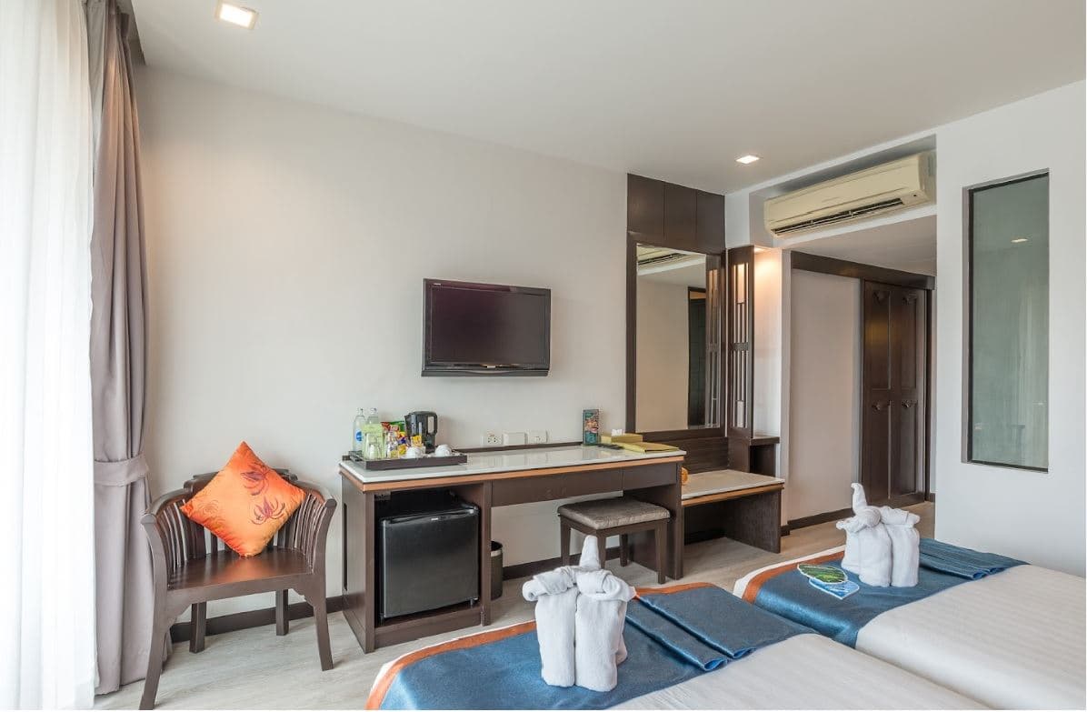 rooms-deluxe-pool-view