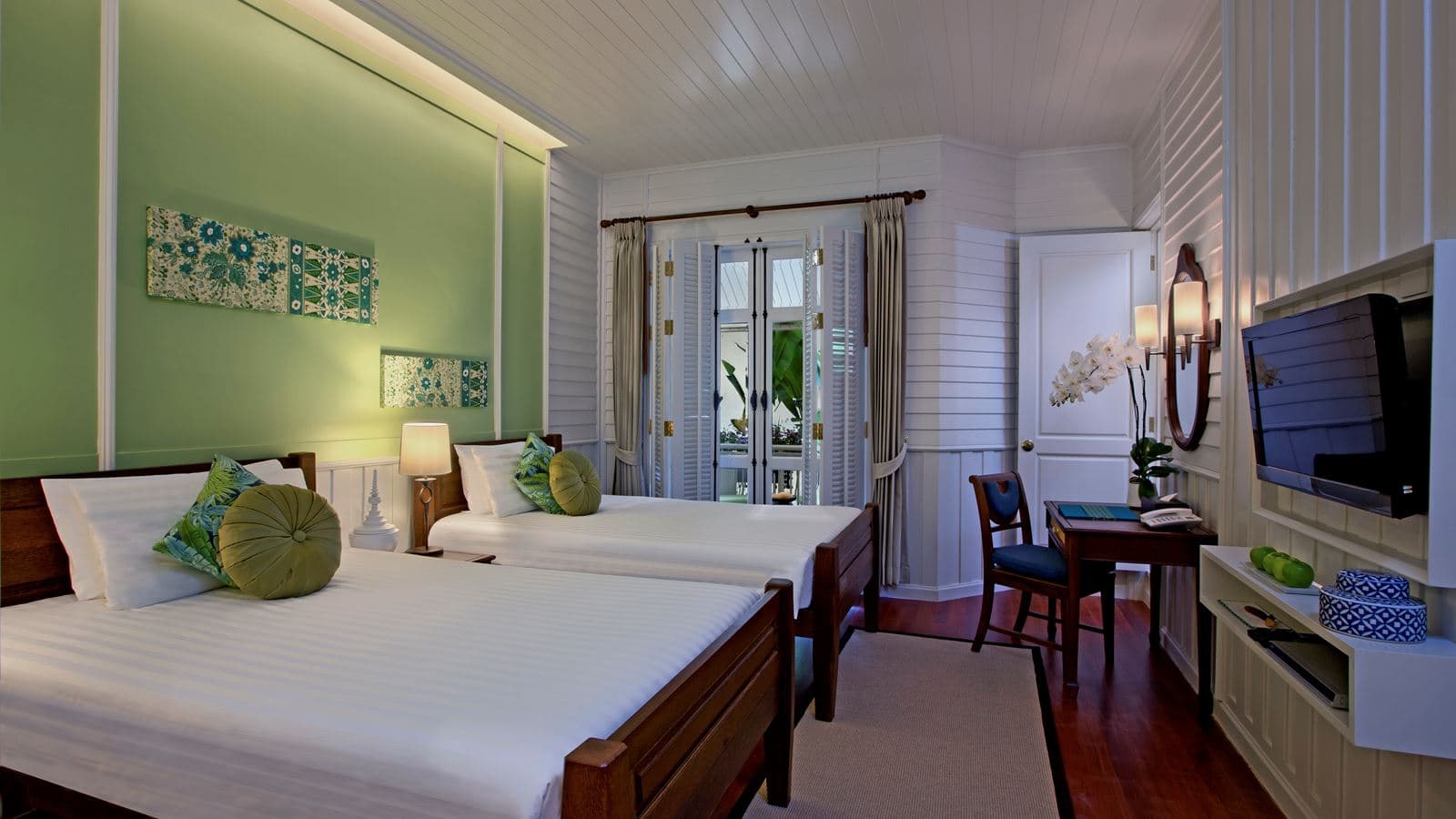 rooms-deluxe-balcony