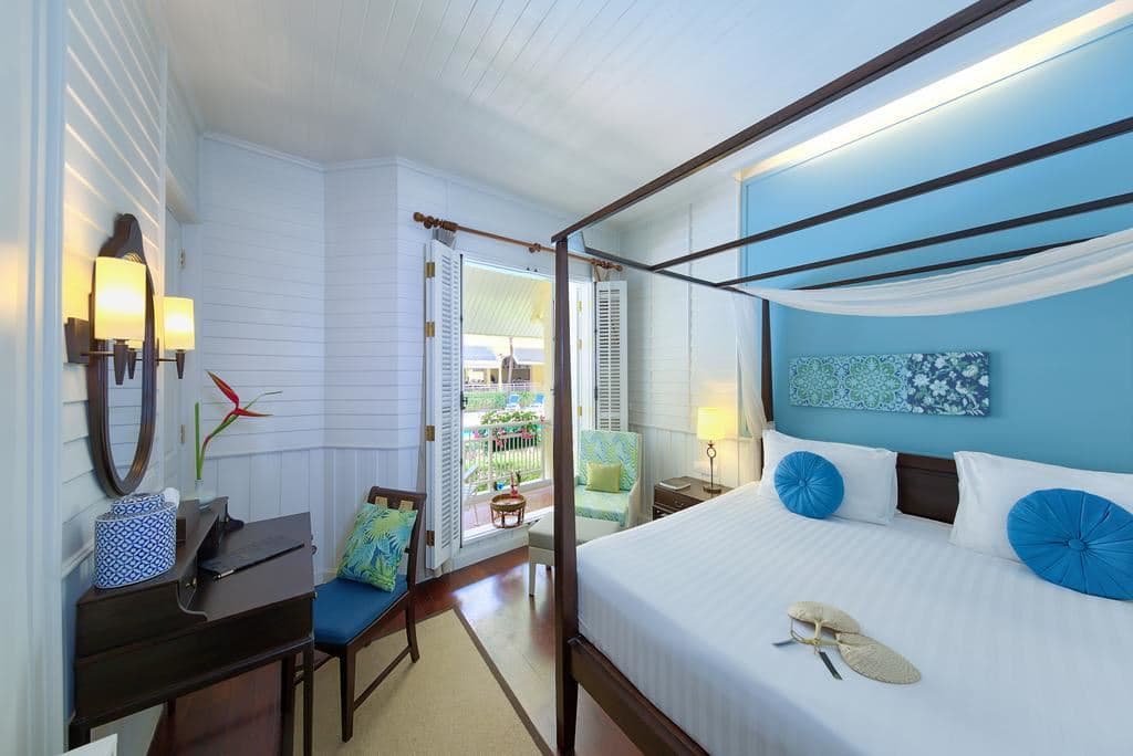 rooms-deluxe-balcony-pool-view