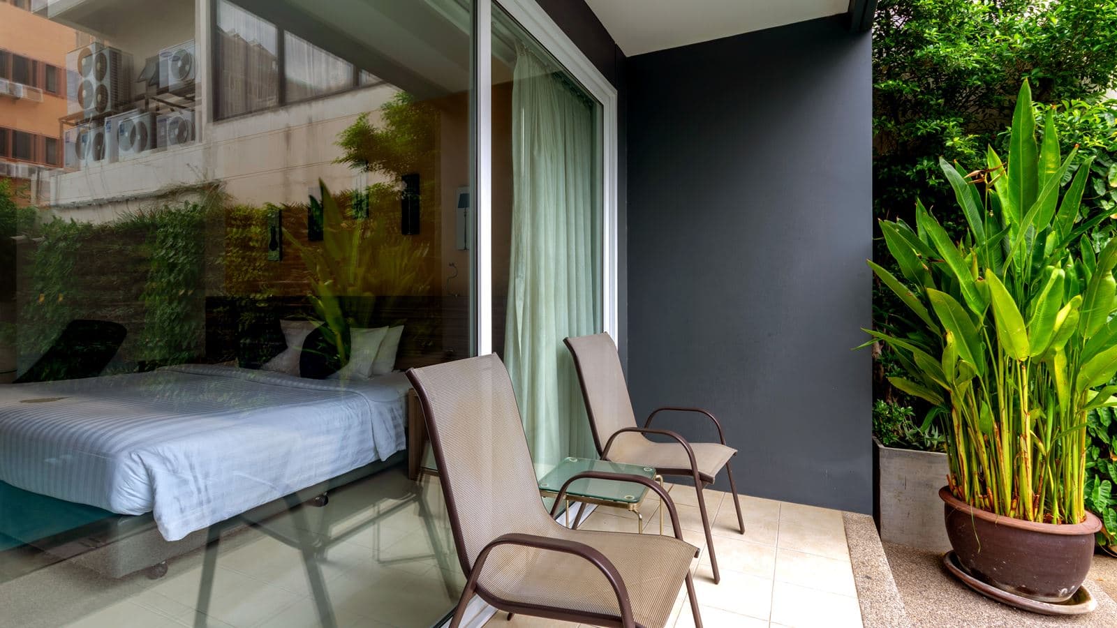 rooms-pool-pent